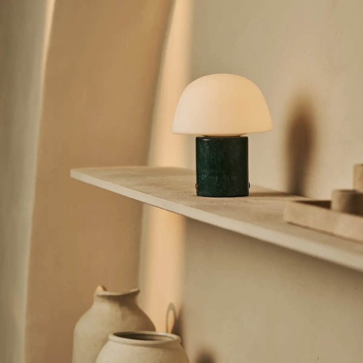 Elegante Marmorlampe 'Maes Green / Verde Alpi', wiederaufladbar