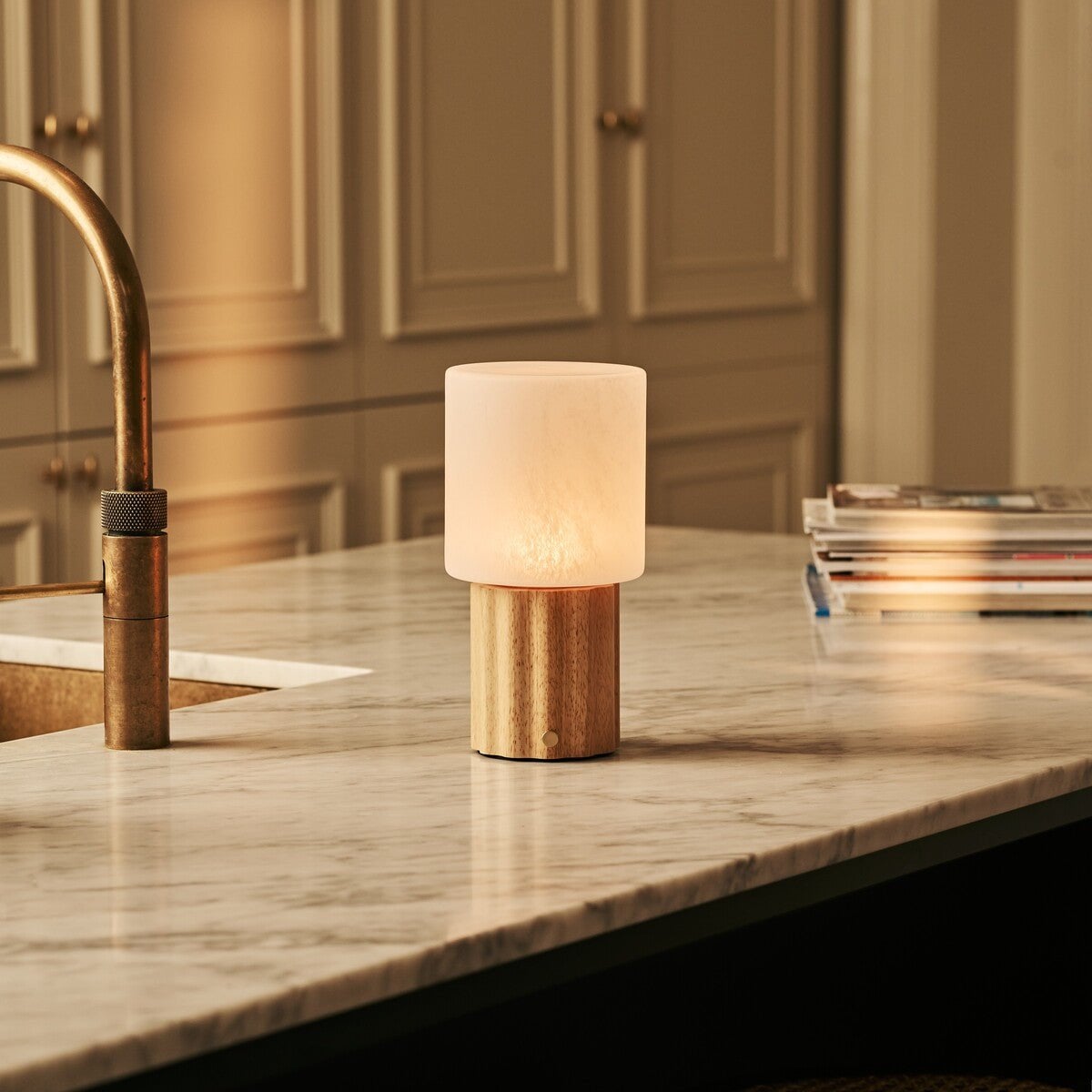 Tischlampe 'Frank' aus Holz mit Glasschirm - wiederaufladbar, dimmbar