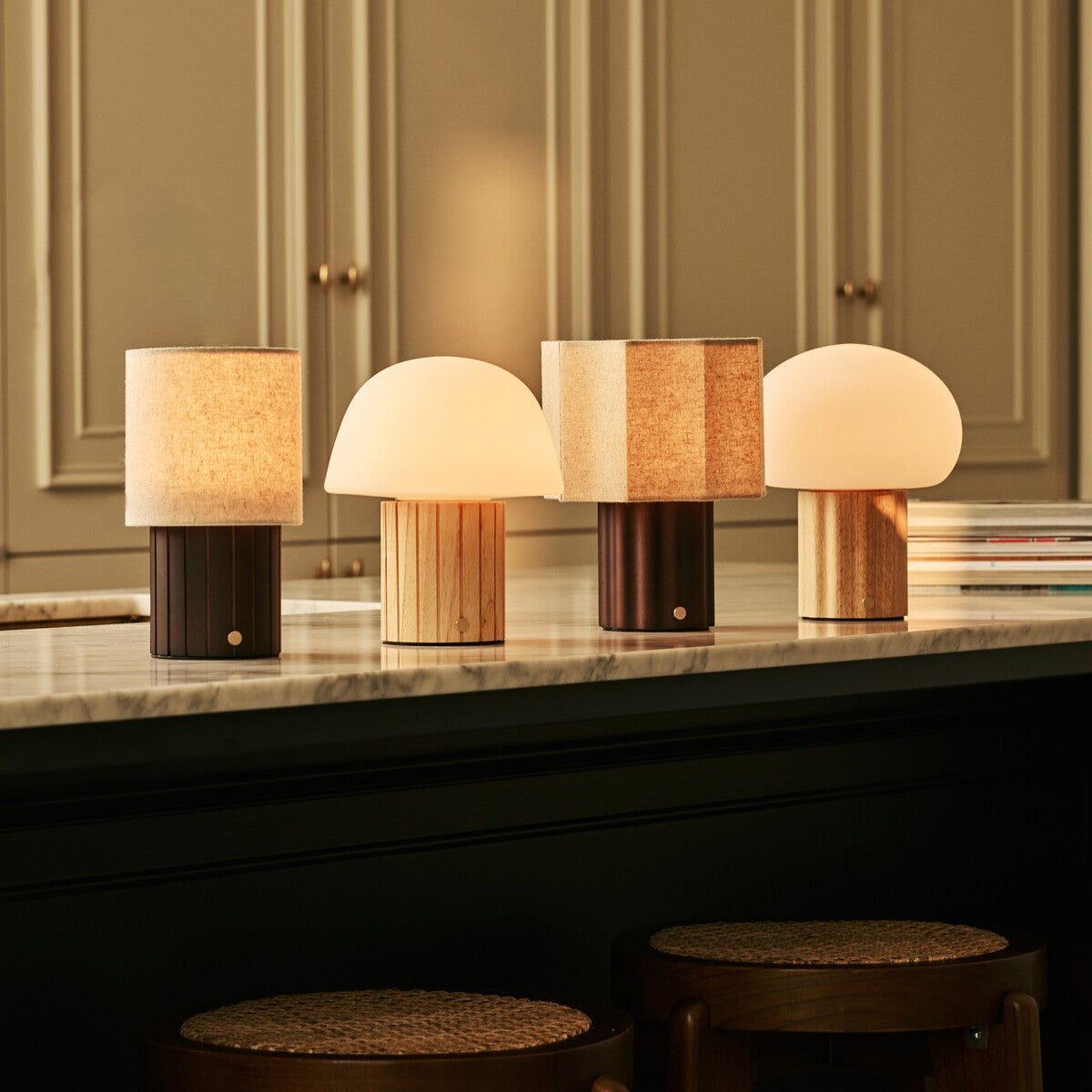 Tischlampe 'Eloïsa' aus Holz mit Leinenschirm - wiederaufladbar, dimmbar