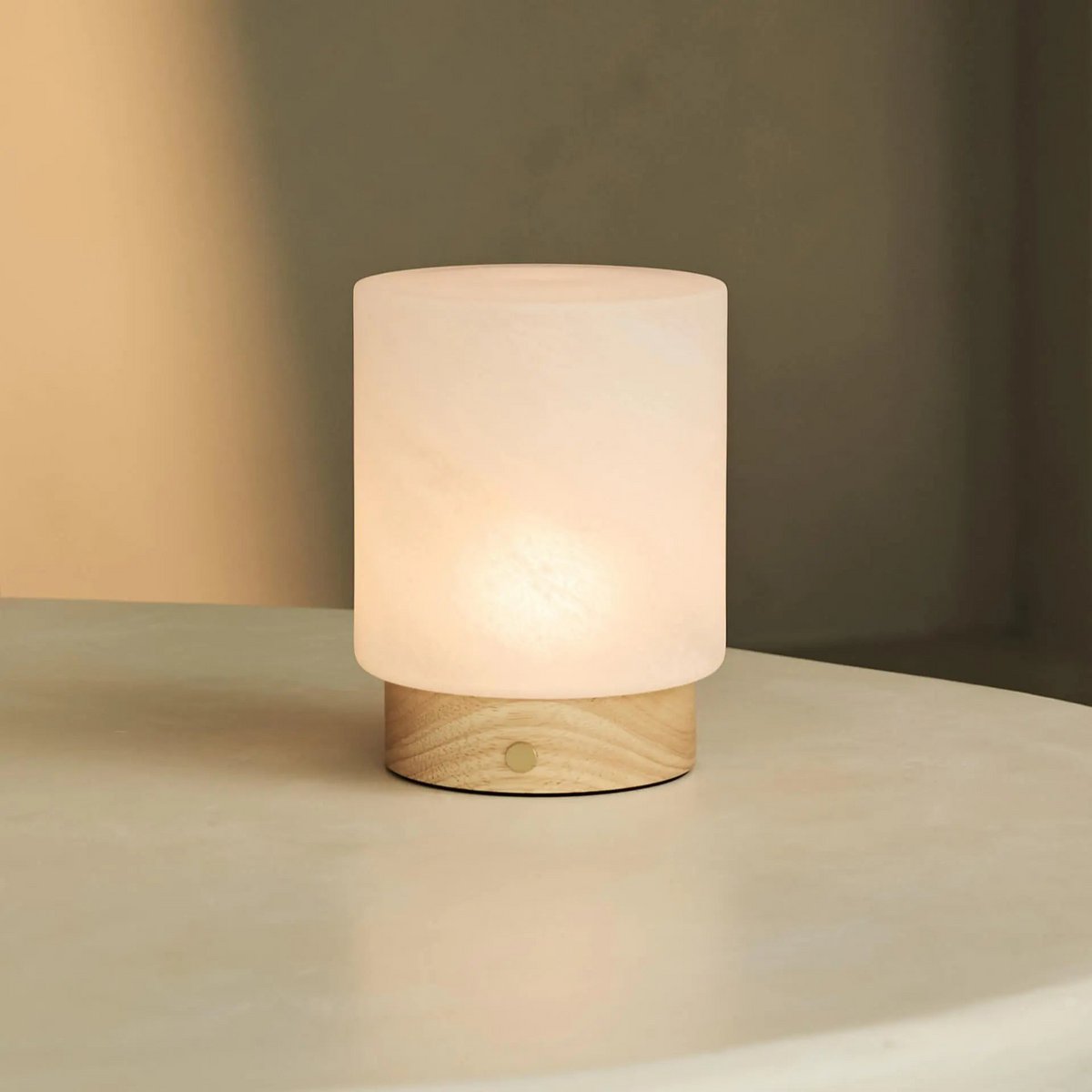 Holztischlampe 'Pien' mit Glasschirm - wiederaufladbar, dimmbar