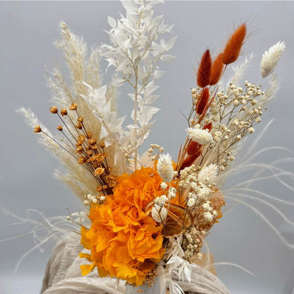 Frühlingserwachen: Bezaubernder Trockenblumenstrauß mit orangefarbener Hortensie