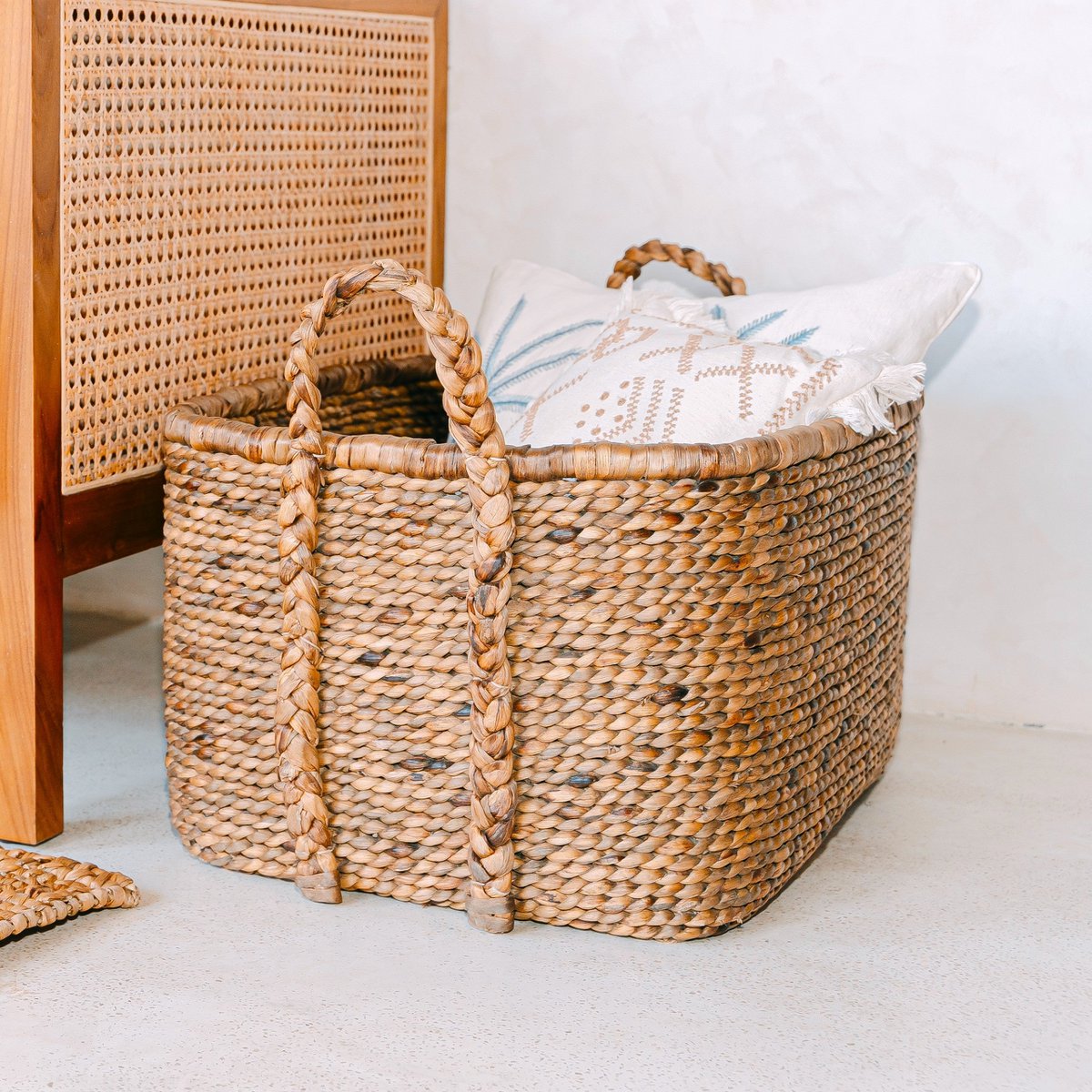 Extra-large laundry basket 'Mentari', storage basket made of natural water hyacinth (2 sizes)