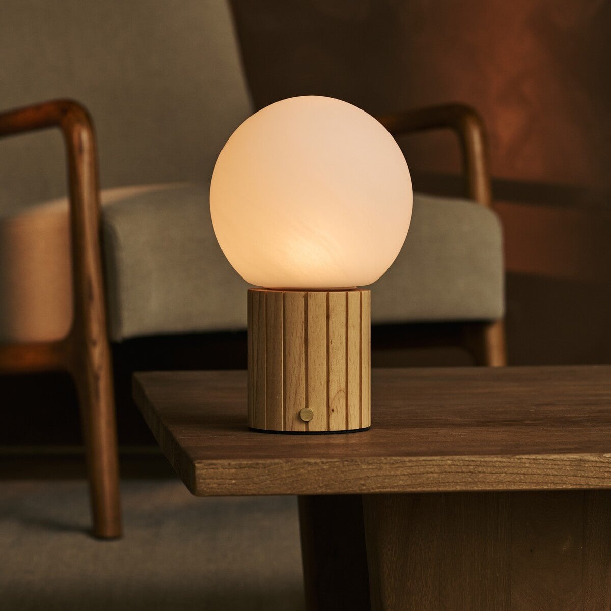 Holz Tischlampe 'Nadine' mit Glasschirm - wiederaufladbar, dimmbar