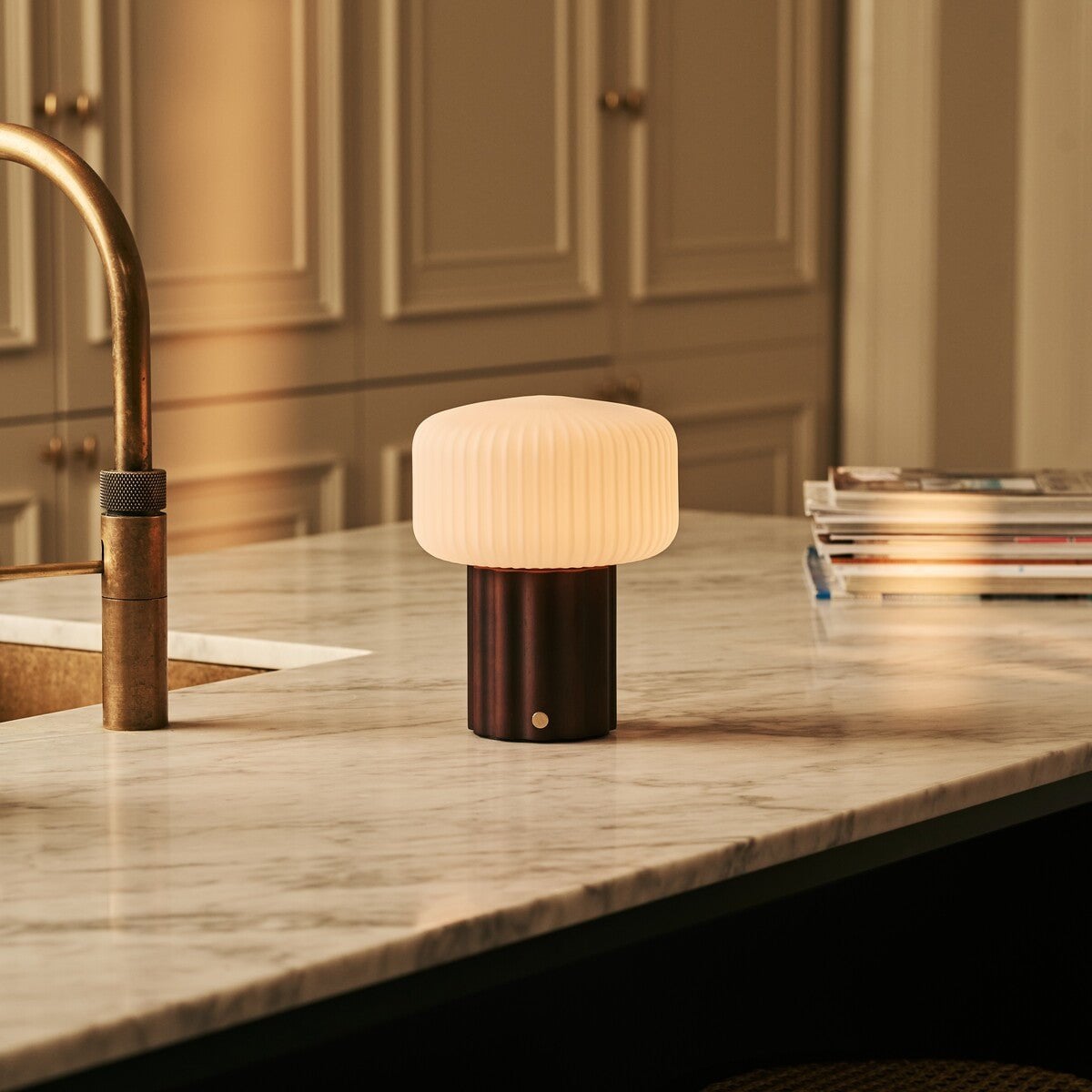 Tischlampe 'Robin Dark' aus Holz mit Glasschirm - wiederaufladbar, dimmbar