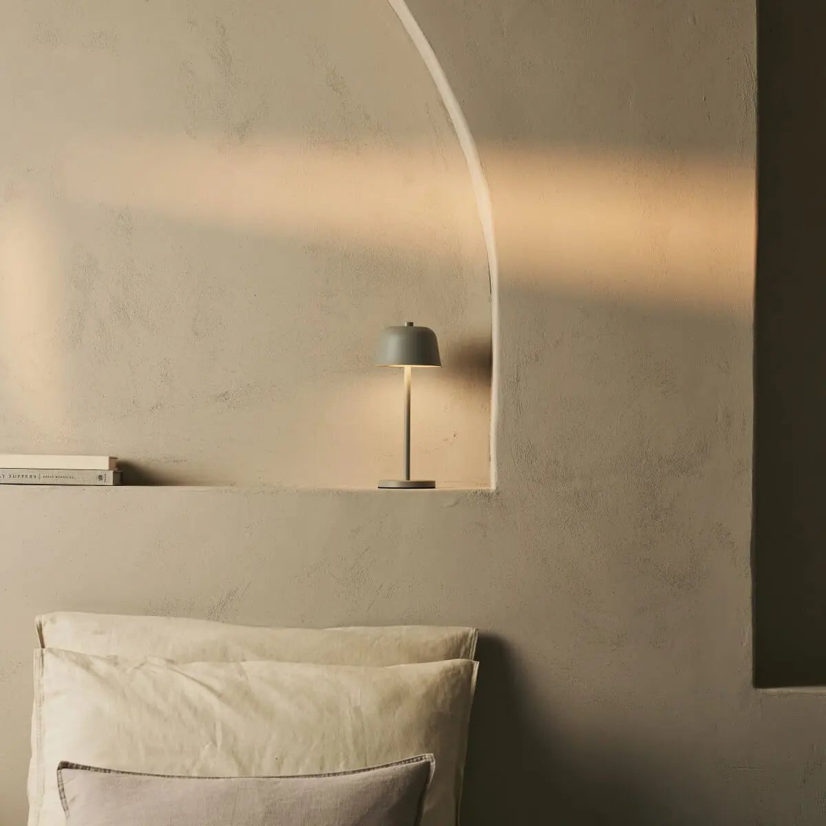 Wiederaufladbare Tischlampe 'Anton Shadow Grey' - Stilvolle und schnurlose Beleuchtung