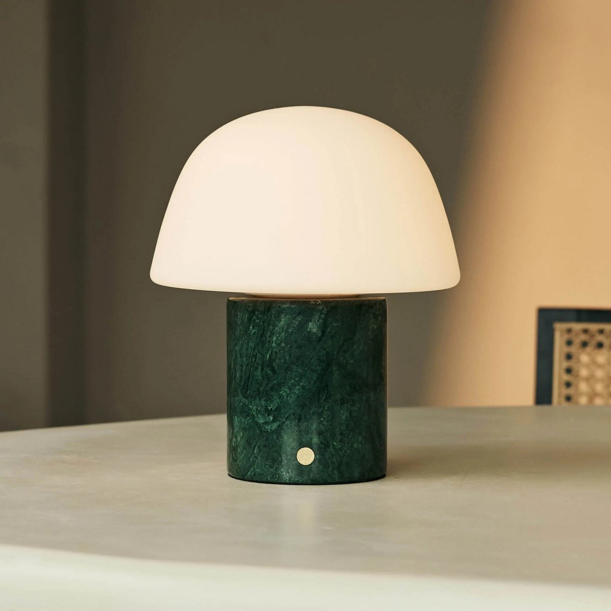 Elegante Marmorlampe 'Maes Green / Verde Alpi', wiederaufladbar
