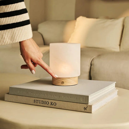 Holztischlampe 'Pien' mit Glasschirm - wiederaufladbar, dimmbar