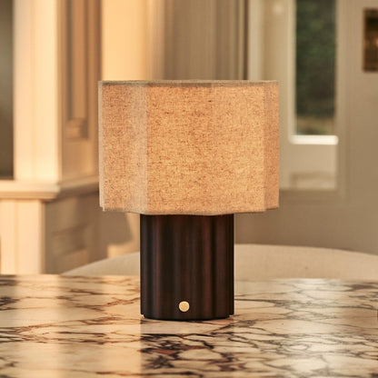 Tischlampe 'Eloïsa' aus Holz mit Leinenschirm - wiederaufladbar, dimmbar