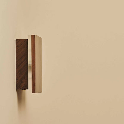 Wandleuchte 'Lane' walnuss - wiederaufladbare, dimmbare, nachhaltige Wandlampe