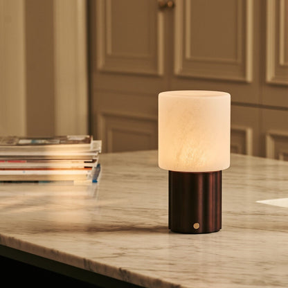 Tischlampe 'Frank Dark' aus Holz mit Glasschirm - wiederaufladbar, dimmbar
