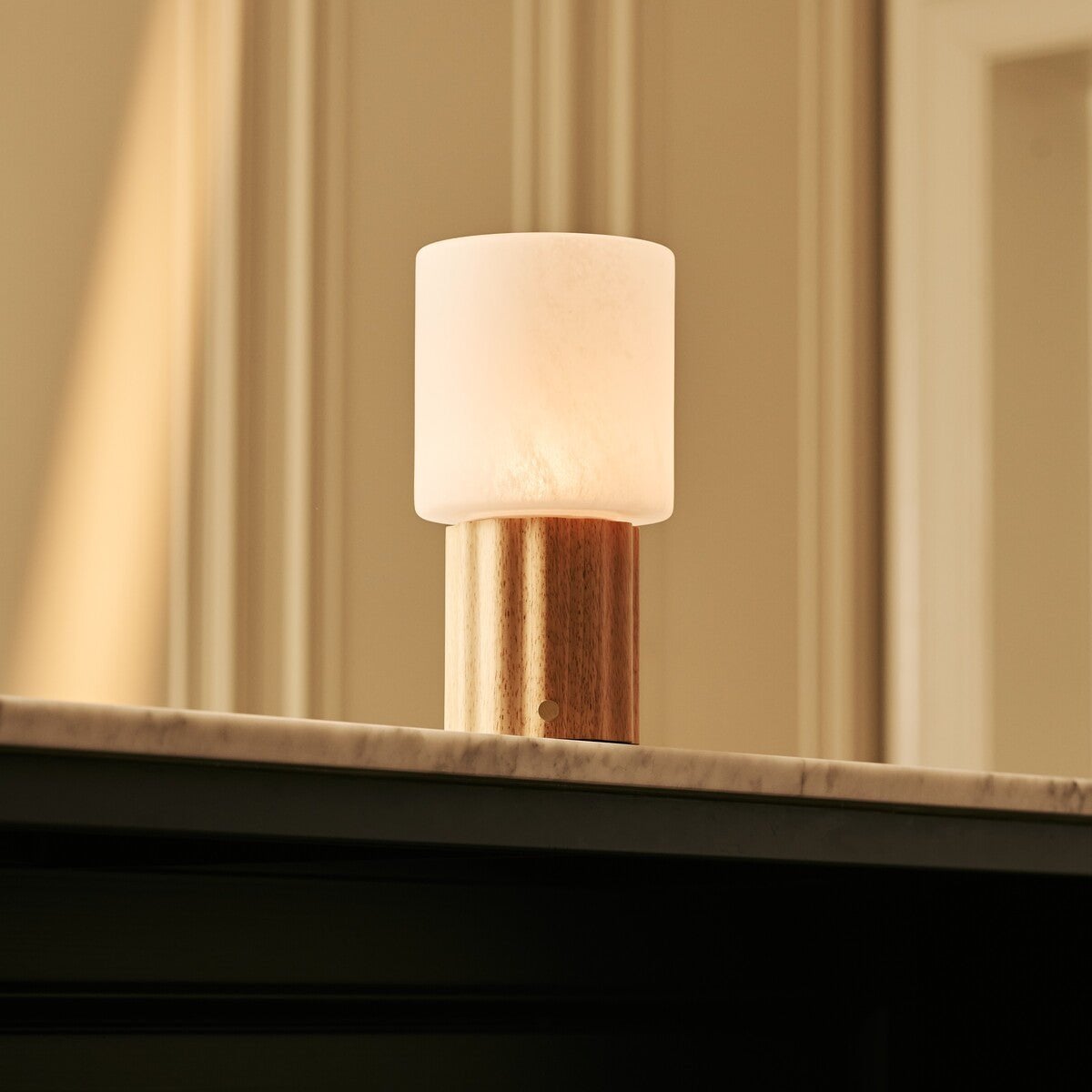 Tischlampe 'Frank' aus Holz mit Glasschirm - wiederaufladbar, dimmbar