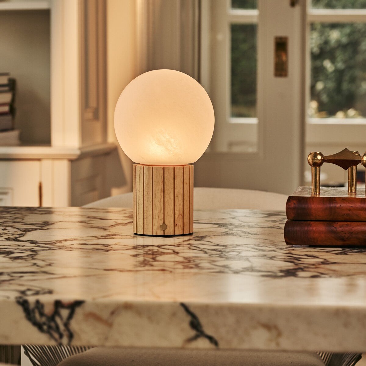 Holz Tischlampe 'Nadine' mit Glasschirm - wiederaufladbar, dimmbar