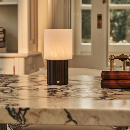 Tischlampe 'Frank Dark' aus Holz mit Glasschirm - wiederaufladbar, dimmbar