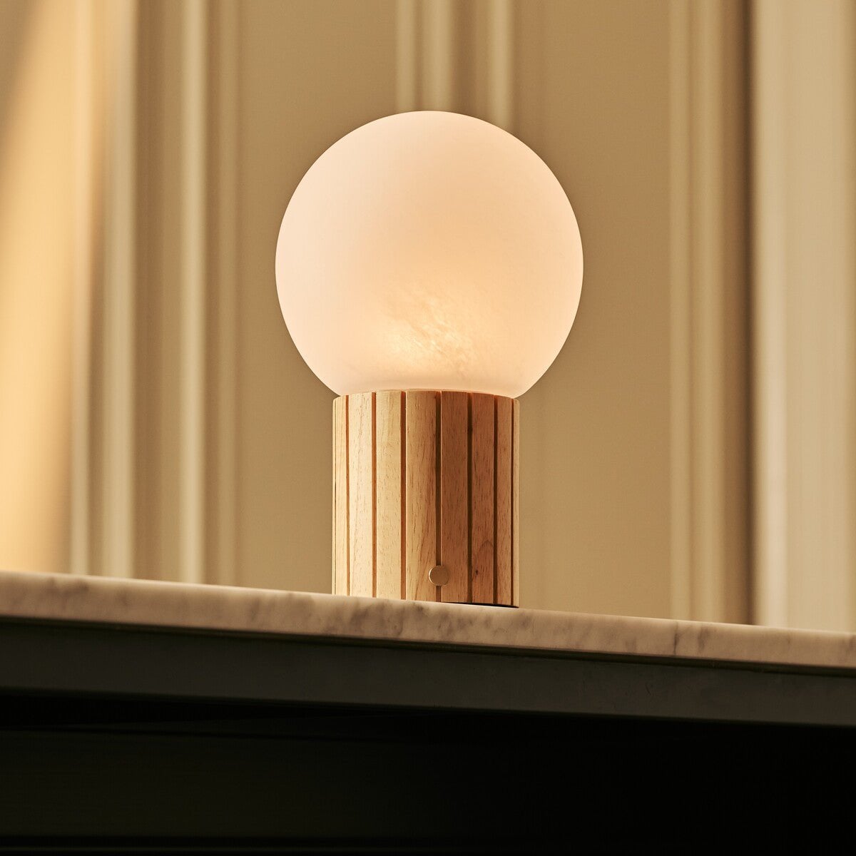 Holz Tischlampe 'Nadine' mit Glasschirm - wiederaufladbar, dimmbar