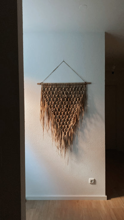 Wandbehang geflochtenes Palmblatt-Dreieck am Stab