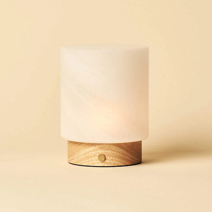 Holztischlampe 'Pien' mit Glasschirm - wiederaufladbar, dimmbar