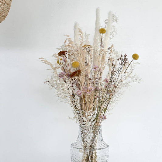 Wild lightness: delicate dried flower bouquet in beige-yellow