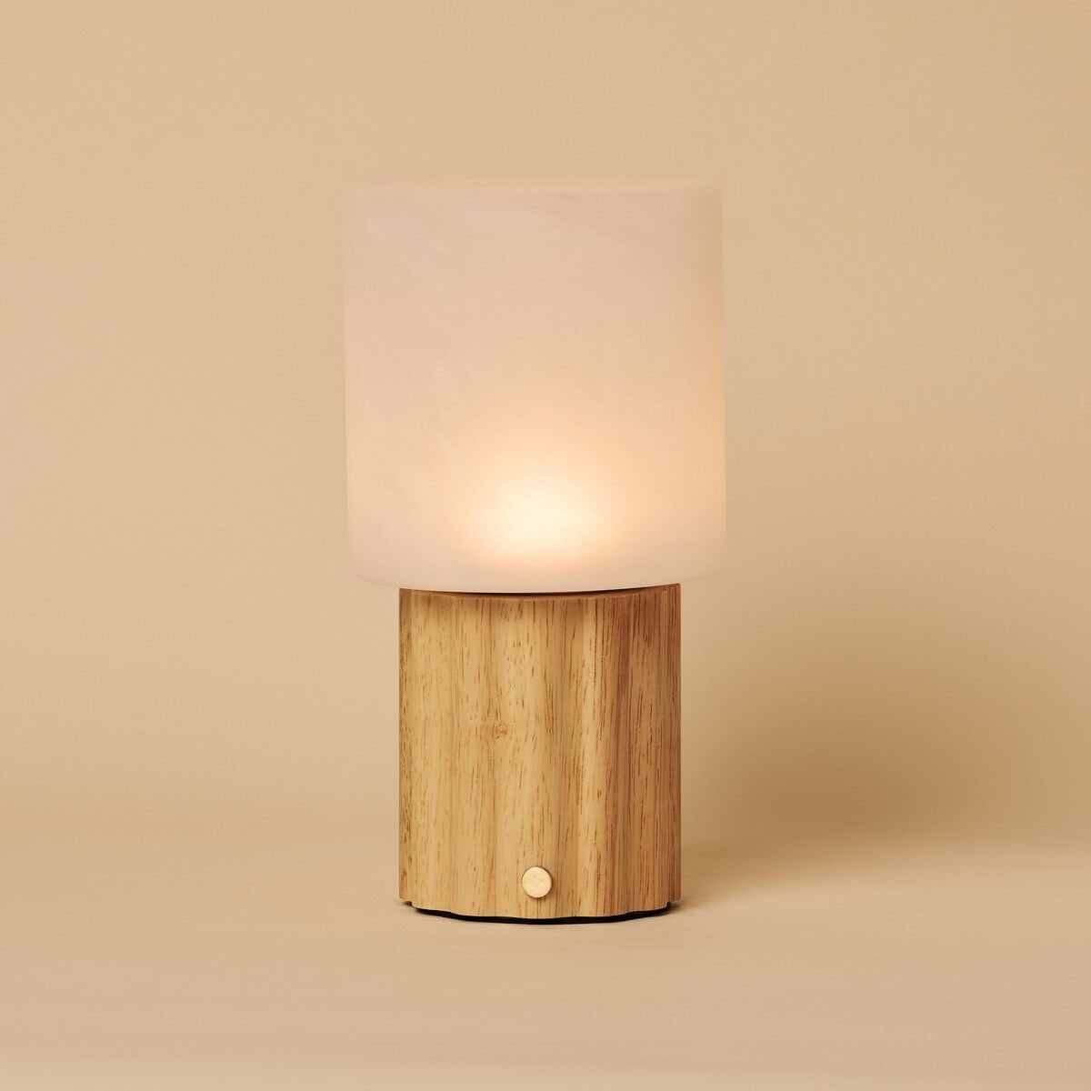 Tischlampe 'Frank' aus Holz mit Glasschirm - wiederaufladbar, dimmbar