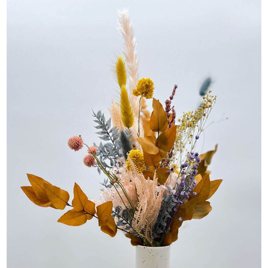 Easter magic in yellow, pink and blue: dried flowers for a sunny spring decoration