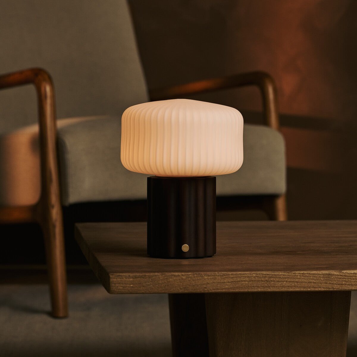 Tischlampe 'Robin Dark' aus Holz mit Glasschirm - wiederaufladbar, dimmbar