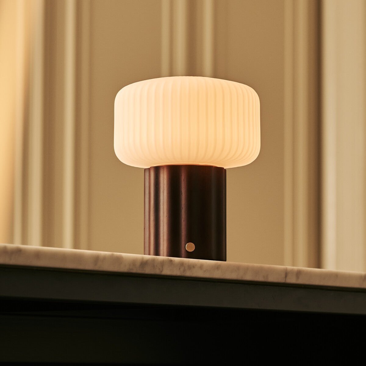 Tischlampe 'Robin Dark' aus Holz mit Glasschirm - wiederaufladbar, dimmbar