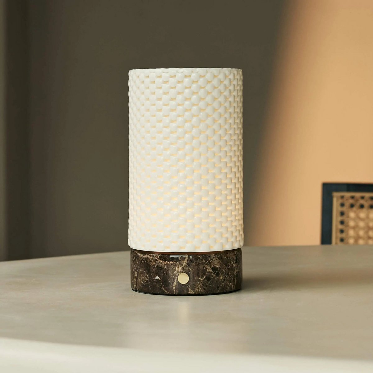 Wiederaufladbare Tischlampe 'Luna Marmor ' in 3D-gedrucktem Porzellan - schnurlos, dimmbar