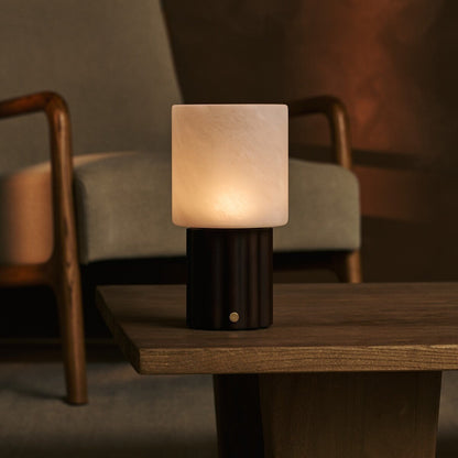 Tischlampe 'Frank Dark' aus Holz mit Glasschirm - wiederaufladbar, dimmbar