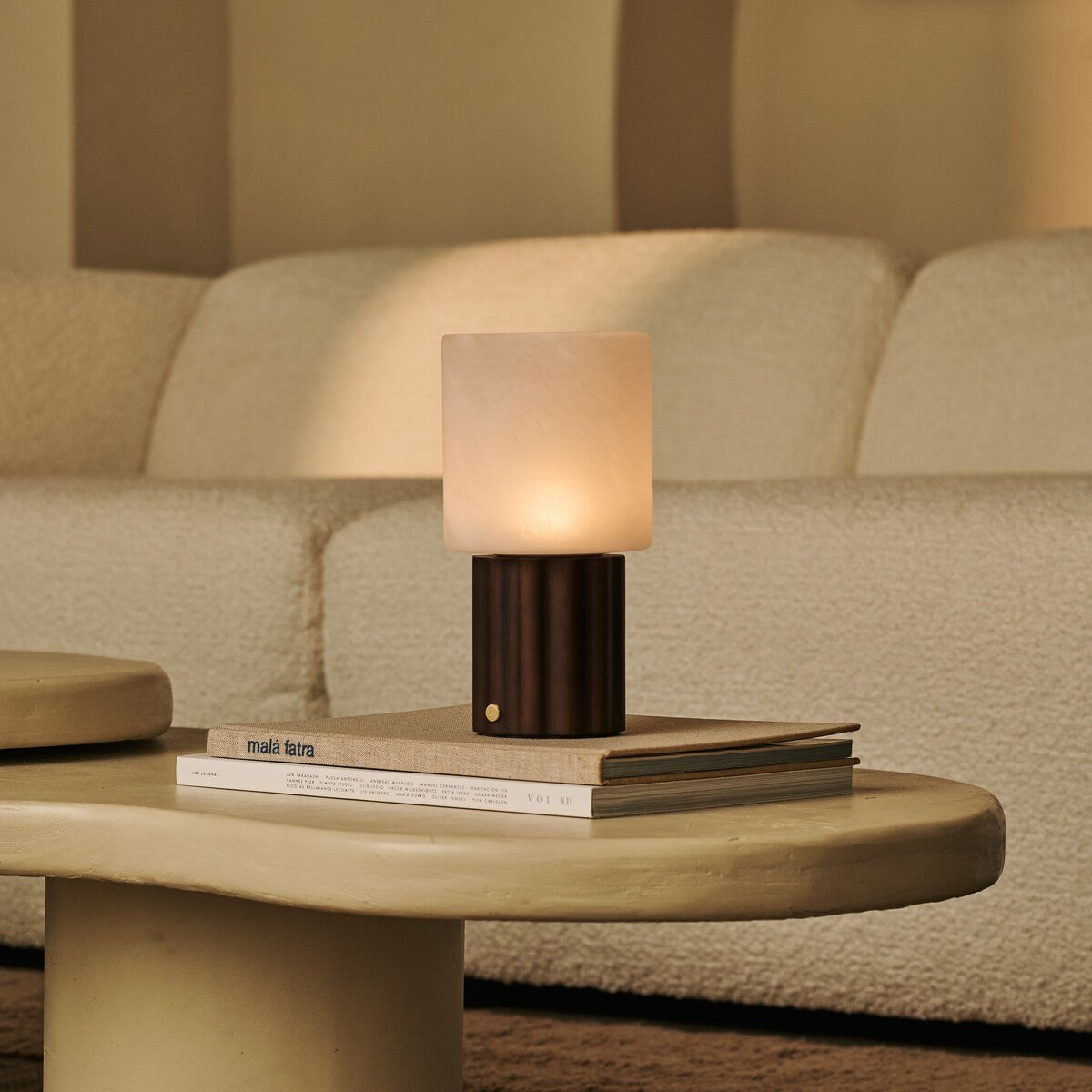 Tischlampe 'Frank Dark' aus Holz mit Glasschirm - wiederaufladbar, dimmbar
