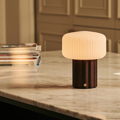 Tischlampe 'Robin Dark' aus Holz mit Glasschirm - wiederaufladbar, dimmbar