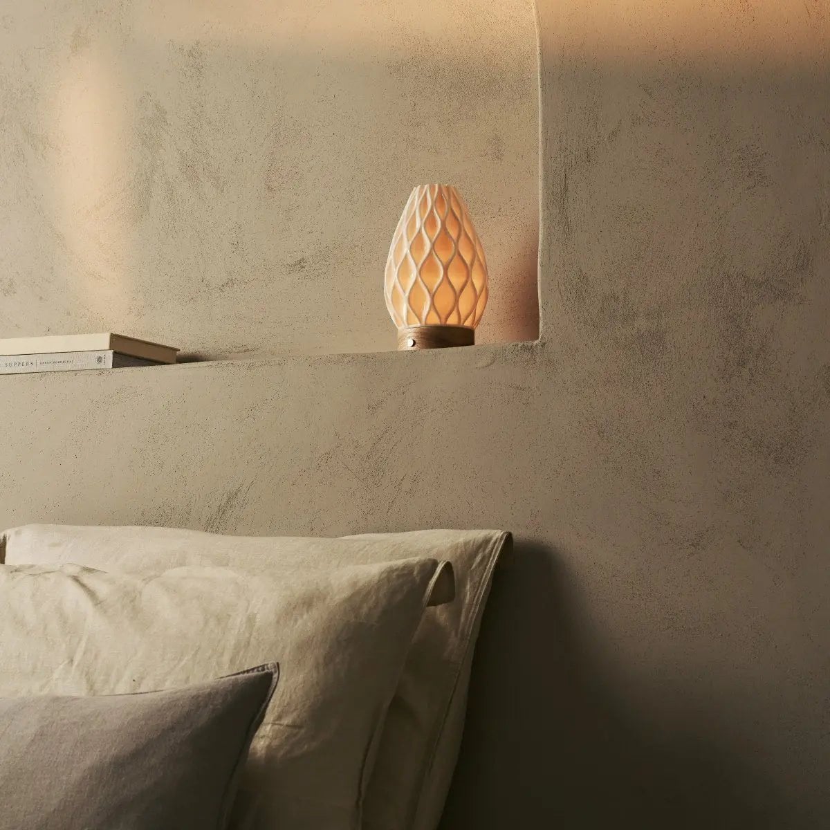 Tischlampe 'Vla' in 3D-gedrucktem Porzellan -  schnurlos, wiederaufladbar, dimmbar