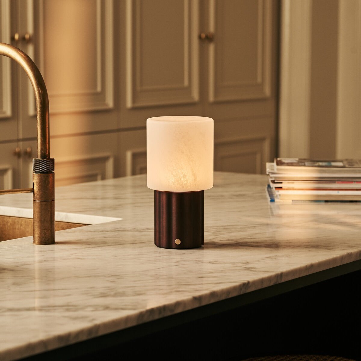 Tischlampe 'Frank Dark' aus Holz mit Glasschirm - wiederaufladbar, dimmbar