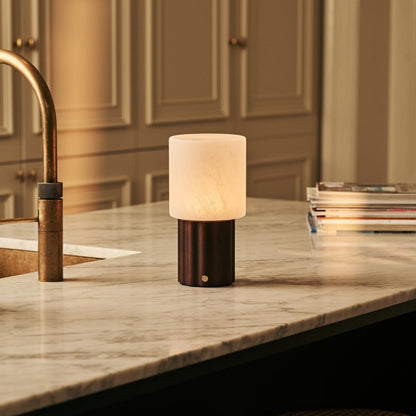 Tischlampe 'Frank Dark' aus Holz mit Glasschirm - wiederaufladbar, dimmbar