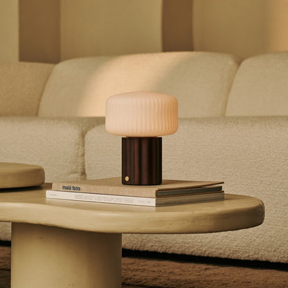 Tischlampe 'Robin Dark' aus Holz mit Glasschirm - wiederaufladbar, dimmbar
