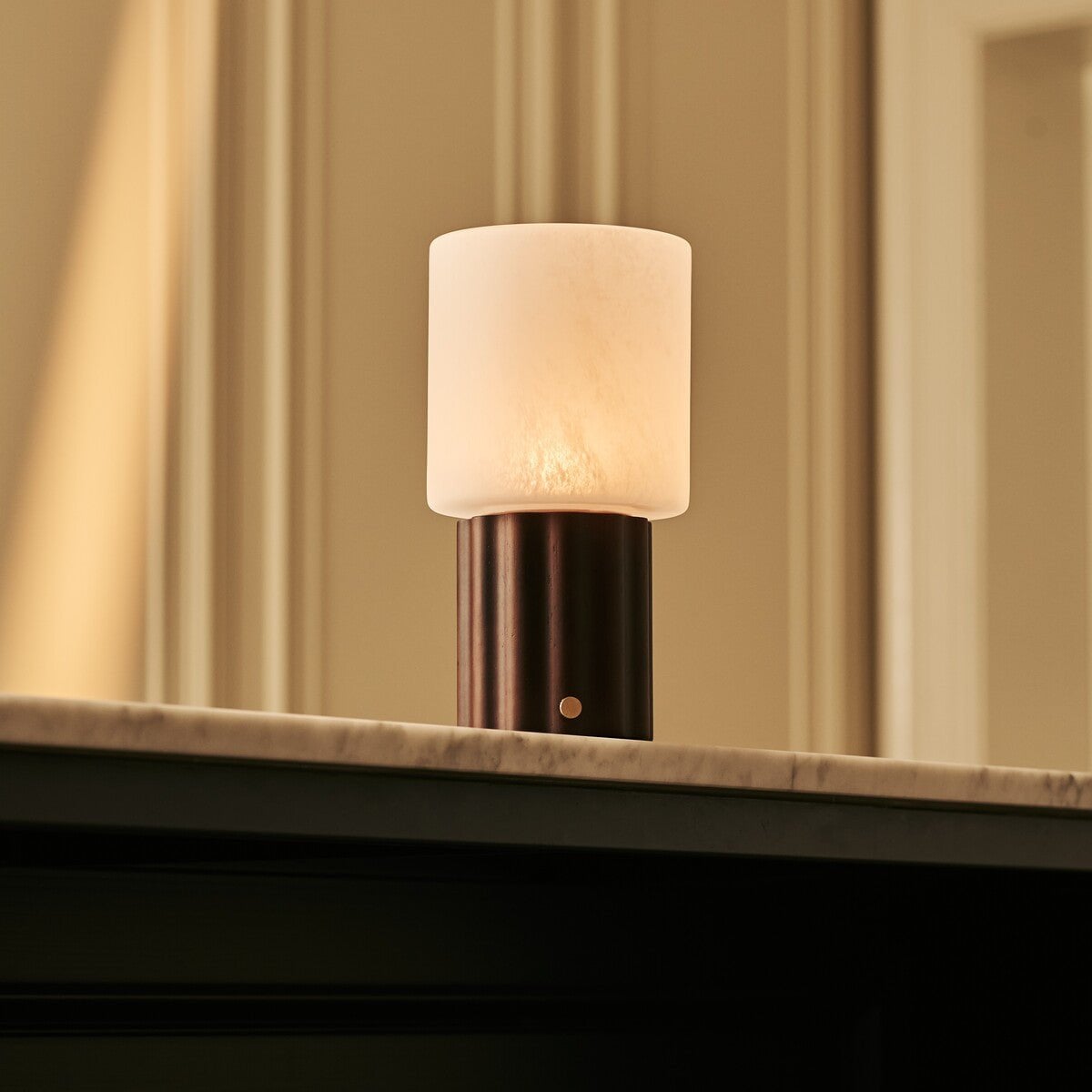 Tischlampe 'Frank Dark' aus Holz mit Glasschirm - wiederaufladbar, dimmbar