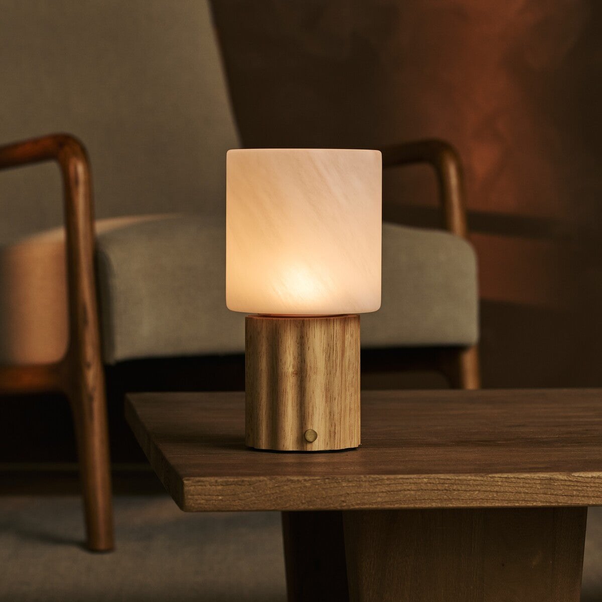 Tischlampe 'Frank' aus Holz mit Glasschirm - wiederaufladbar, dimmbar