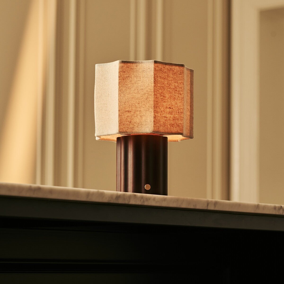 Tischlampe 'Eloïsa' aus Holz mit Leinenschirm - wiederaufladbar, dimmbar