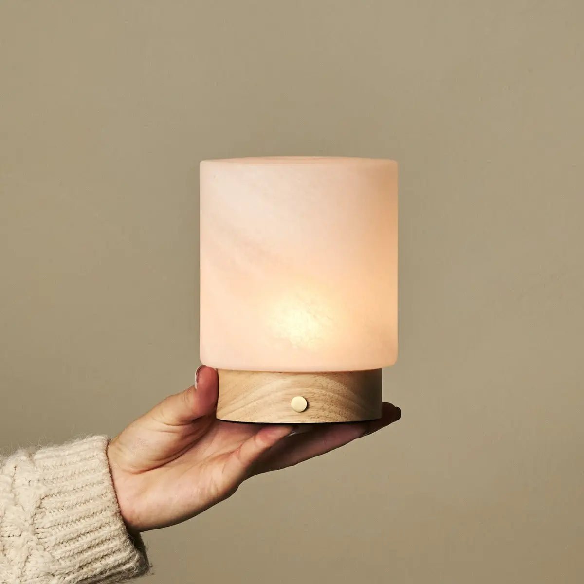 Holztischlampe 'Pien' mit Glasschirm - wiederaufladbar, dimmbar