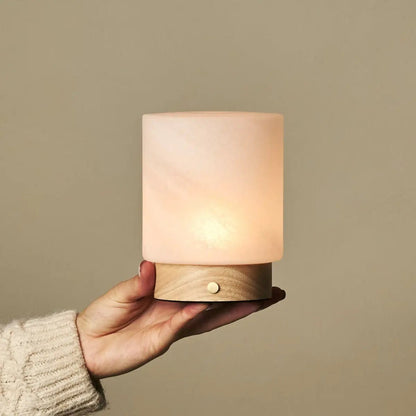 Holztischlampe 'Pien' mit Glasschirm - wiederaufladbar, dimmbar