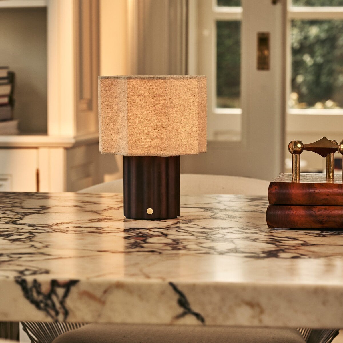 Tischlampe 'Eloïsa' aus Holz mit Leinenschirm - wiederaufladbar, dimmbar