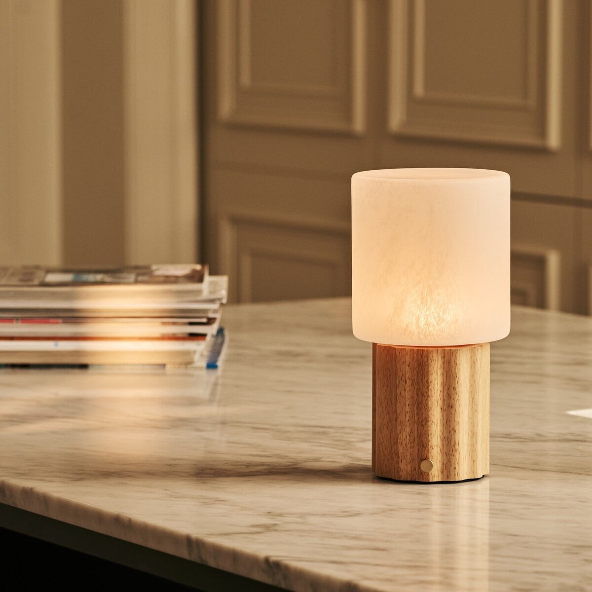 Tischlampe 'Frank' aus Holz mit Glasschirm - wiederaufladbar, dimmbar