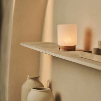 Holztischlampe 'Pien' mit Glasschirm - wiederaufladbar, dimmbar