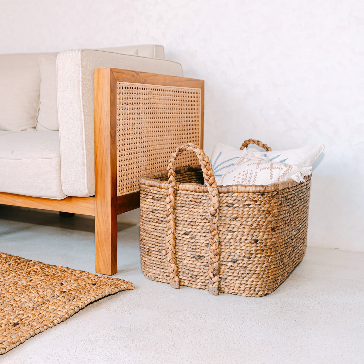 Extra-large laundry basket 'Mentari', storage basket made of natural water hyacinth (2 sizes)