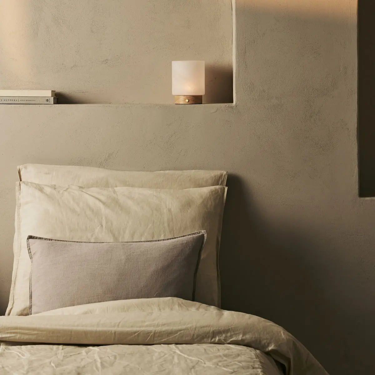 Holztischlampe 'Pien' mit Glasschirm - wiederaufladbar, dimmbar