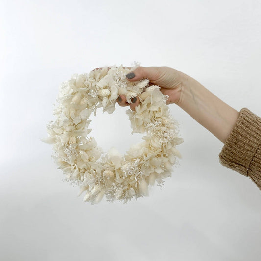 Snow white: dried flower wreath in white
