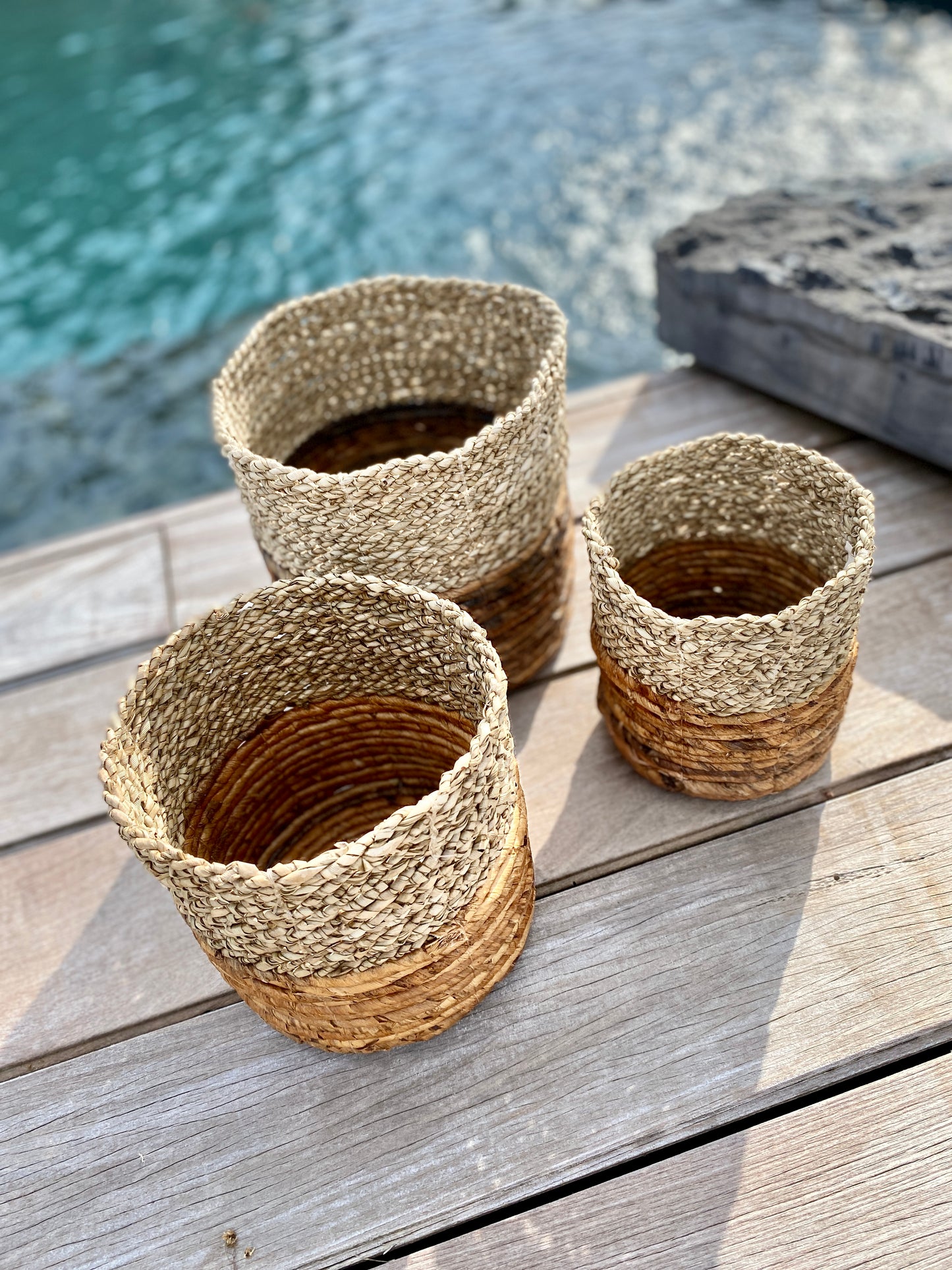 Kleiner Seegraskorb 'Bhinneka' (zweifarbig) - Pflanzenkorb, Gewebter Boho-Korb