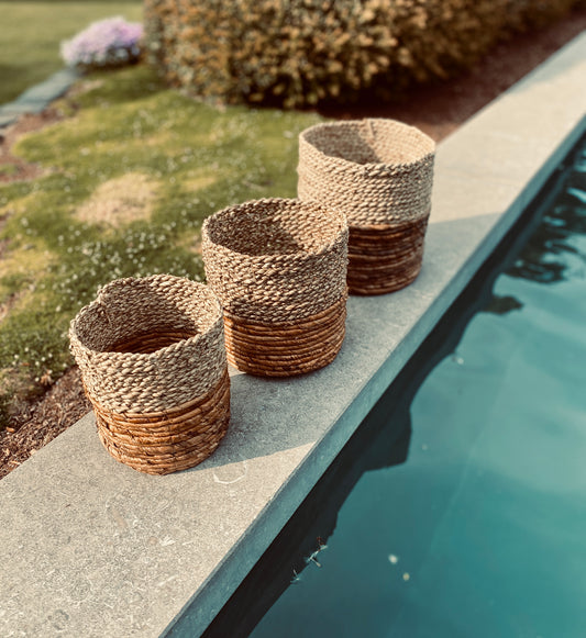 Kleiner Seegraskorb 'Bhinneka' (zweifarbig) - Pflanzenkorb, Gewebter Boho-Korb