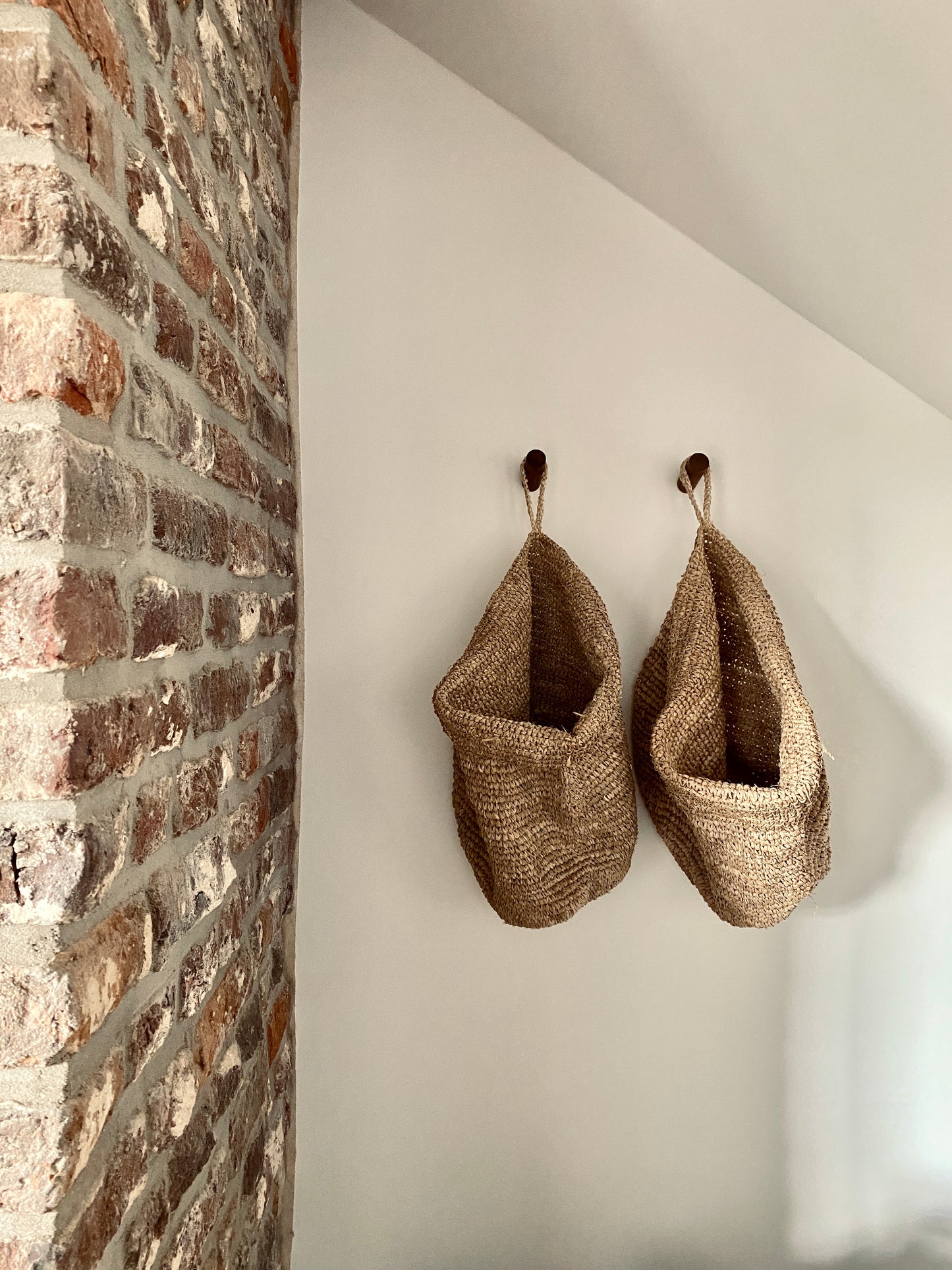 Wall basket UTARA - Hanging storage basket made of raffia