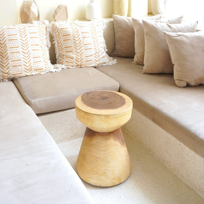 Massiver runder Beistelltisch aus Holz Ø30 cm MANADO - Kleiner Tisch aus Regenbaumholz mit natürlicher zweifarbiger Maserung
