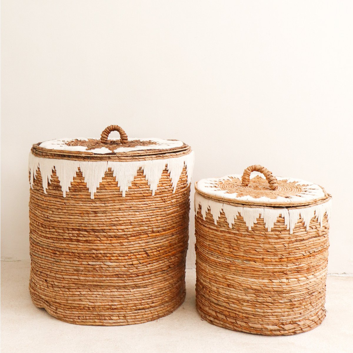 Laundry basket with lid made of banana fiber EMPAT - Large laundry basket with white cotton macrame (2 sizes)