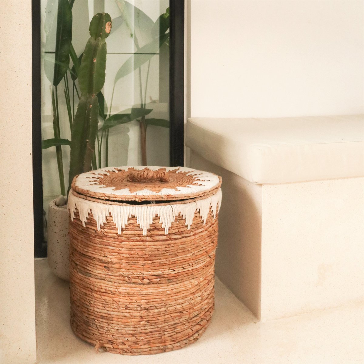Laundry basket with lid made of banana fiber EMPAT - Large laundry basket with white cotton macrame (2 sizes)